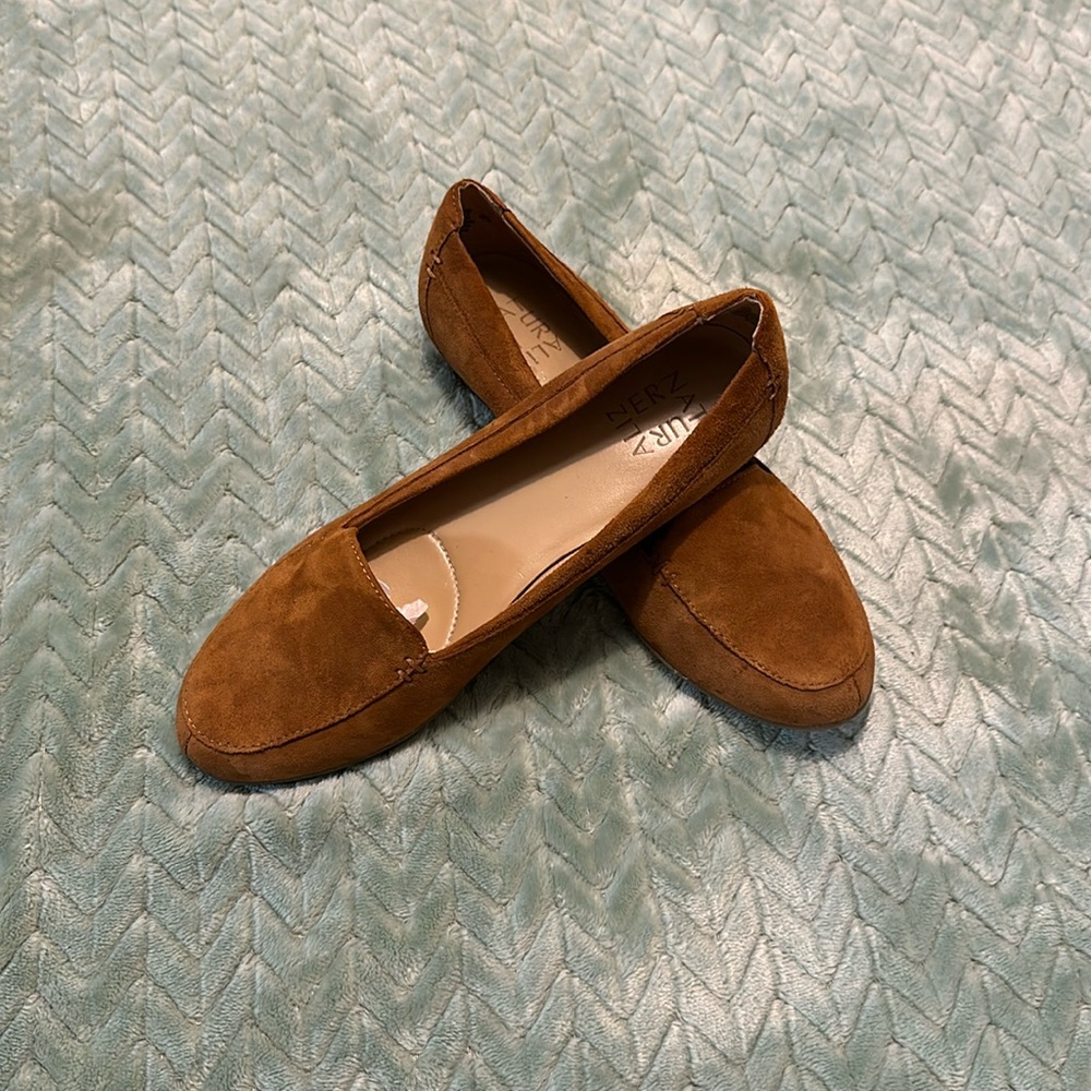 Naturalized Saban flat whiskey color size. Size 7.5 women